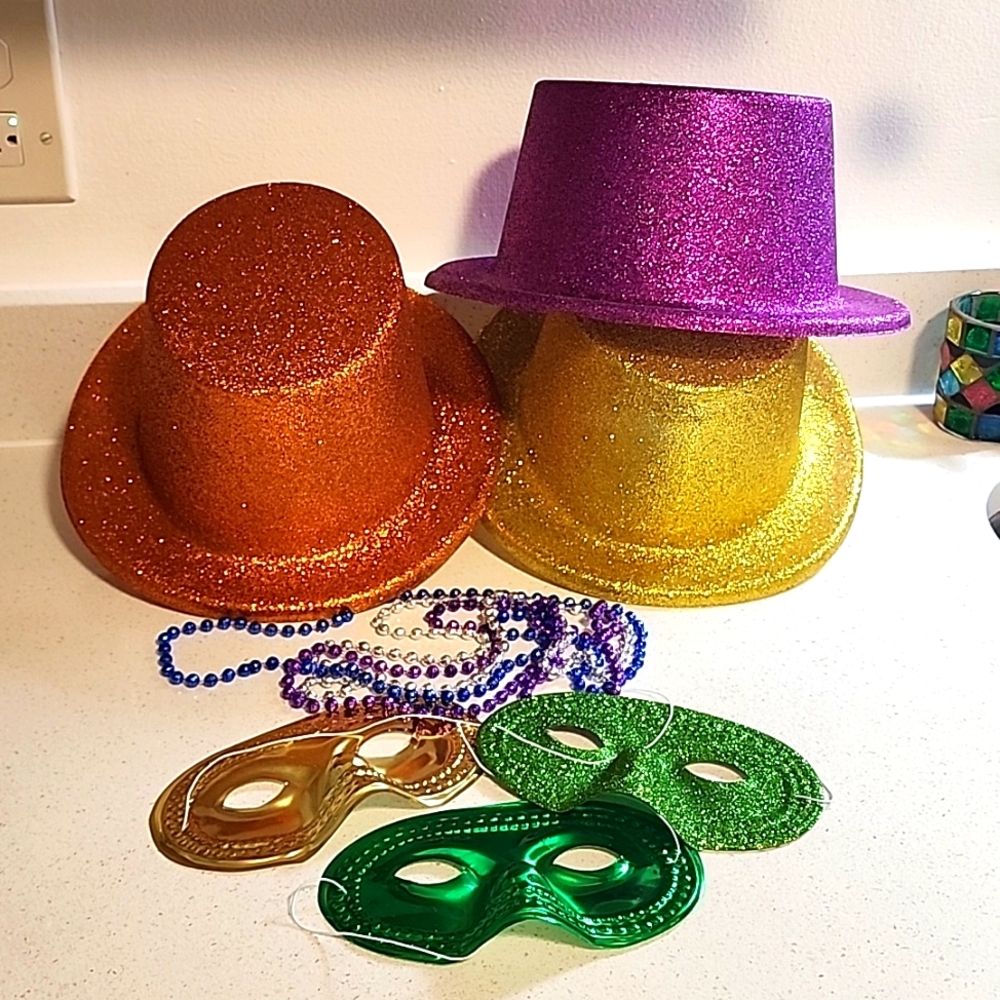 Party Pack, 3 Top Hats, 3 masks, 3 bead Necklaces. NEW no tag.